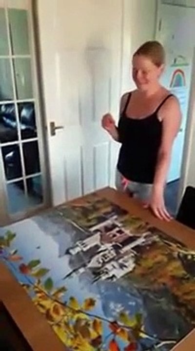Cet homme ruine le puzzle que sa femme a construit pendant trois longues semaines !