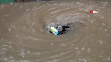 Boş cadde ve sokaklar yağmur sonrası göle döndü