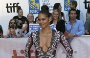 Halle Berry acha ensinar filhos em casa 'um pesadelo'