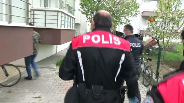 Bolu’da, “Evde Kal” çağrısına uyan kıza, polislerden doğum günü sürprizi