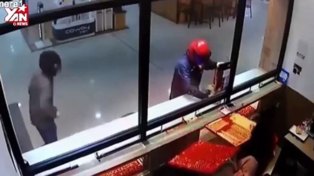 Cướp mãi chưa phá được tủ, nhân viên đã vội mang hết vàng trong tiệm ra biếu cho nhanh