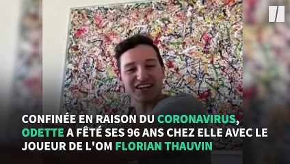 Florian Thauvin partage un bon moment avec Odette le jour de son anniversaire