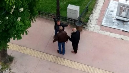 Gündüz vakti alkol alan şahıs yoldan geçenlere saldırdı