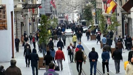 Koronavirüs tedbirlerine rağmen İstiklal Caddesi'ndeki yoğunluk dikkat çekti