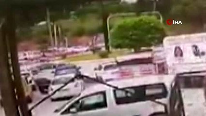 Kazada otomobil ters döndü, yaşananlar kameraya böyle yansıdı: 3 yaralı