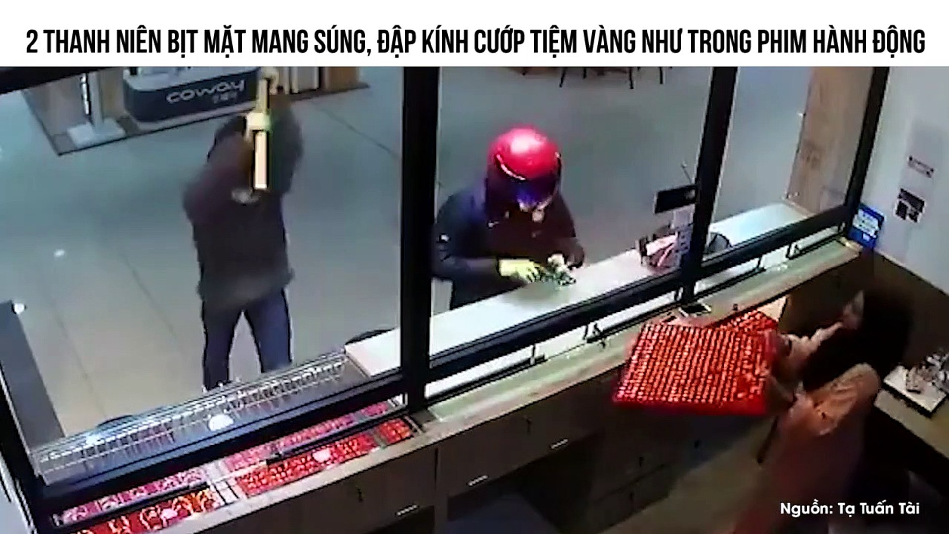 2 THANH NIÊN BỊT MẶT MANG SÚNG, ĐẬP KÍNH CƯỚP TIỆM VÀNG NHƯ TRONG PHIM HÀNH ĐỘNG