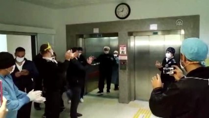 Korona olan doktor, meslektaşlarının alkışlarıyla taburcu oldu