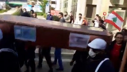 - Lübnan’da tabutlu protesto