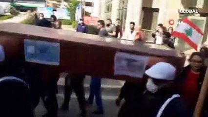 Lübnan'da tabutlu protesto