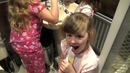 Sophia, Isabella e Alice Brincando de Princesas Disney
