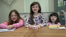 Sophia, Isabella e Alice Brincando e Lendo  Cartas