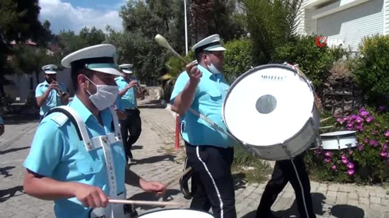 Kuşadası'nda belediye bandosundan 1 Mayıs konseri
