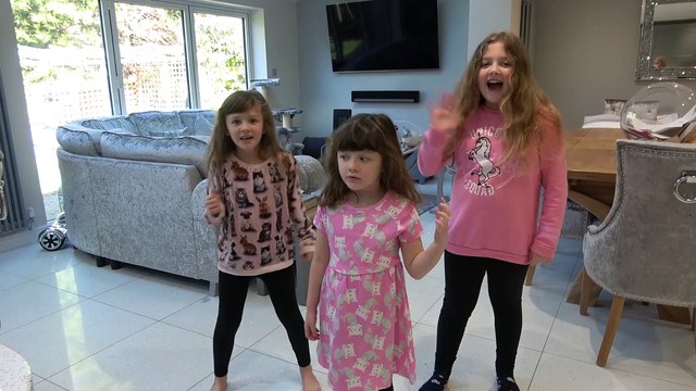 Sophia, Isabella e Alice Brincando e Lendo Cartas