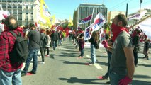 Los trabajadores griegos protestan contra la austeridad que se avecina
