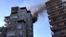 Apartmanın çatı katında çıkan yangın söndürüldü
