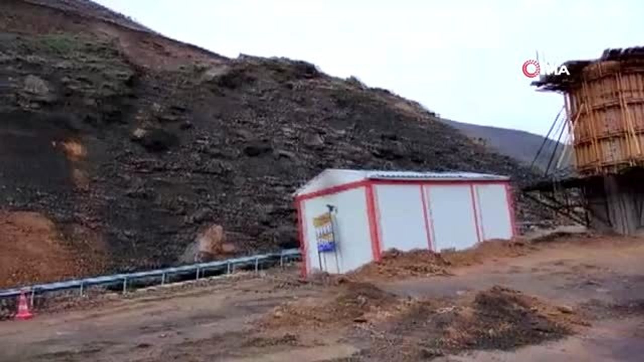 Van-Yüksekova kara yolu, heyelan düşmesi sonucu ulaşıma kapandı