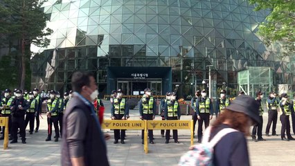 كوفيد-19 ينقل مسيرات عيد العمّال إلى الشرفات ومنصات الإنترنت