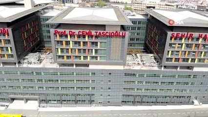 Prof. Dr. Cemil Taşçıoğlu'nun adının bulunduğu tabela hastaneye asıldı