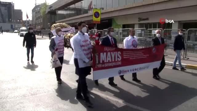 Birleşik Kamu İş Konfederasyonu Taksim'e çelenk bıraktı