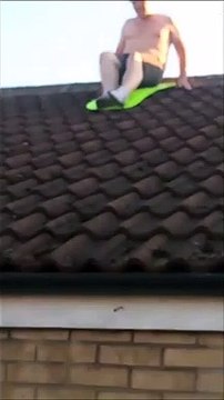 Il tente une glissade du toit... très dangereux
