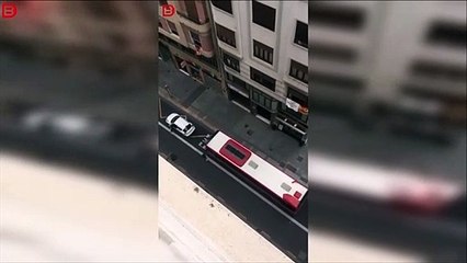 Il prend la voie de bus en voiture et va le regretter