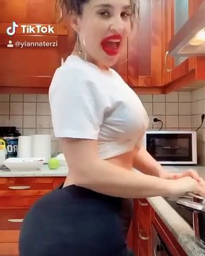 Παγκόσμια ημέρα γέλιου: Πασίγνωστη Ελληνίδα υποδύεται την Kardashian και το αποτέλεσμα είναι απολαυστικό