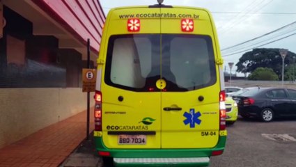 Homens são socorridos pela Ecocataratas após se envolverem em capotamento na BR-277