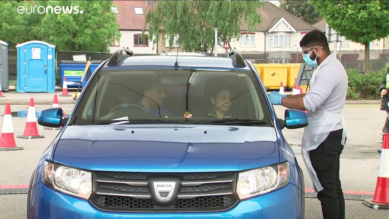 Großbritannien testet, Spanien schließt Feldlazarett