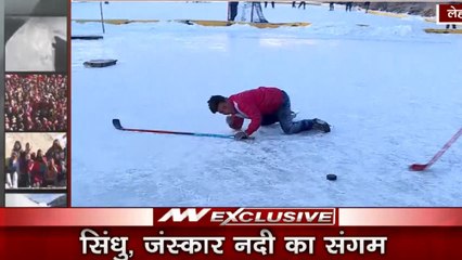 लेह की चोटी पर न्यू ईयर सेलिब्रेशन, बर्फ में जमी नदी पर आईस हॉकी खेलते दिखे पर्यटक
