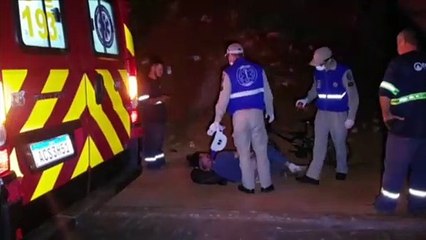 Ciclista atingido por carro na PRc-467 é socorrido pelo Siate; motorista não parou no local