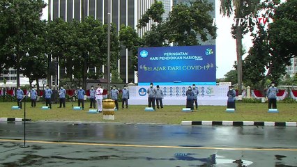 Menteri Nadiem Pimpin Upacara Hardiknas 2020 Secara Virtual