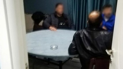 Polis, yasağa rağmen kumar oynarken yakalanan 20 kişiye 86 bin TL ceza kesti