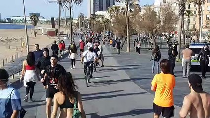 El passeig marítim de Barcelona ple en el primer dia de permís per a fer esport