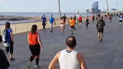 El passeig marítim de Barcelona ple en el primer dia de permís per a fer esport