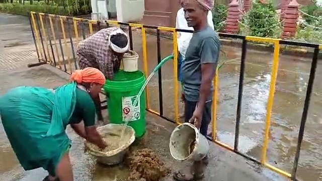 கரோனா வைரஸ் தொற்று தடுக்கும் நடவடிக்கையாக போரூர் ராமச்சந்திரா மருத்துவமனை வாசலில் மாட்டு சாணம், மஞ்சள்தூள் தெளித்து வருகின்றனர்
