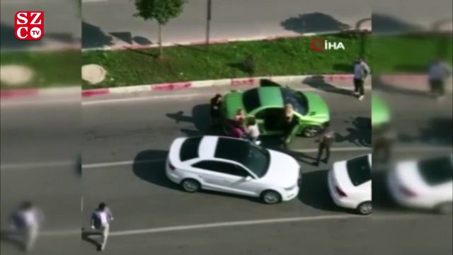 Trafikte tartıştığı kadınları sopayla dövdü