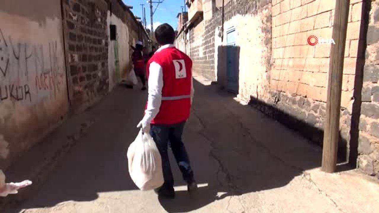 Kızılay'dan vatandaşlara Ramazan pidesi ikramı