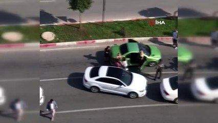 Trafikte tartıştığı kadınları sopayla böyle dövdü