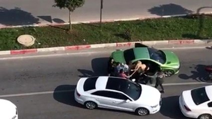 Trafikte tartıştığı 3 kadını sopayla döven saldırgan, anbean görüntülendi