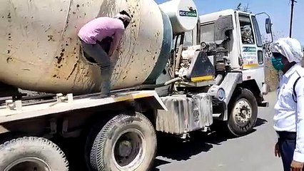 सीमेंट कॉन्क्रीट के कंटेनर में छुपकर कर रहे थे पलायन, पकड़ाए 18 लोग