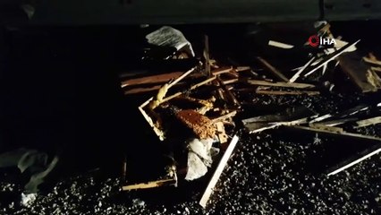 Arı kovanı yüklü kamyon devrildi: Kaza yerine kimse yaklaşamadı