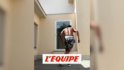 Bruno Alves travaille sa technique dans sa cour - Foot - WTF