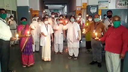 इटावा: जिला अस्पताल में डॉक्टरों ने निकाला कैंडल मार्च