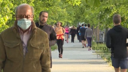 Madrileños disfrutan del alivio en el confinamiento para correr y pasear