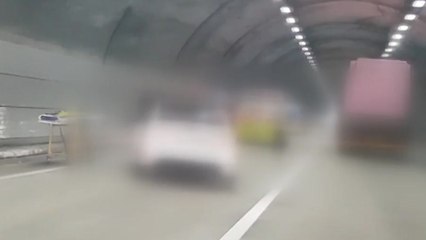 서해안고속도로 목포방향 종천터널 안에서 추돌사고 / YTN