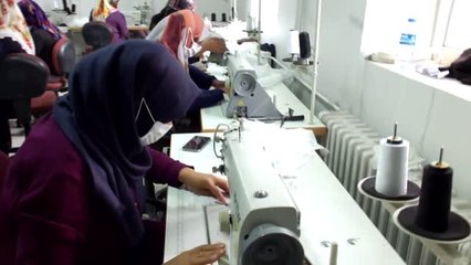 Keban'da maske üreten kursiyerlere hediye