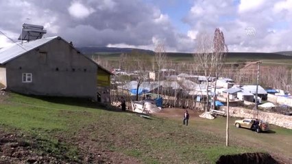 Teröristlerin gazetecilik umutlarını yıktığı kızları Hayal'in yolunu gözlüyorlar