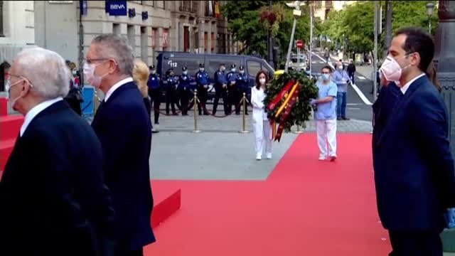 Madrid rinde homenaje a los 'héroes' que luchan contra el Covid-19 en su comunidad