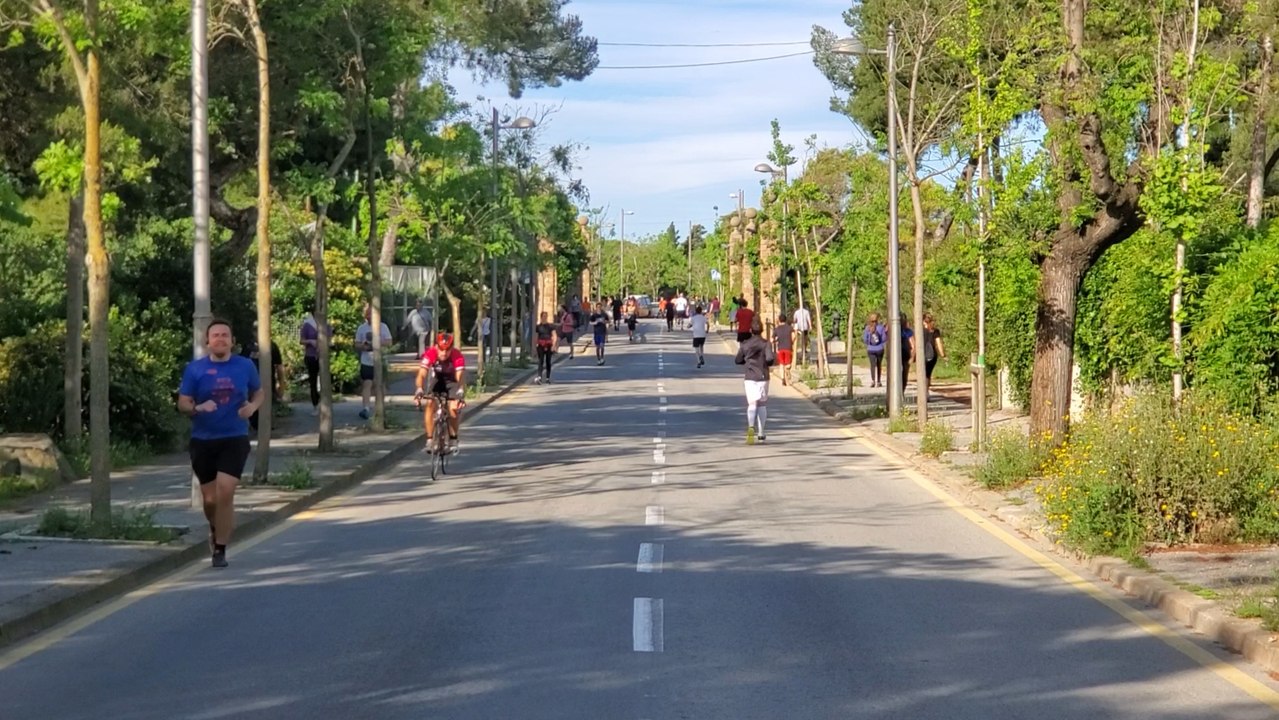 Vecinos de Barcelona salen a las calles para hacer ejercicio y pasear