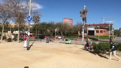 Vecinos hacen deporte cerca de la playa en Barcelona